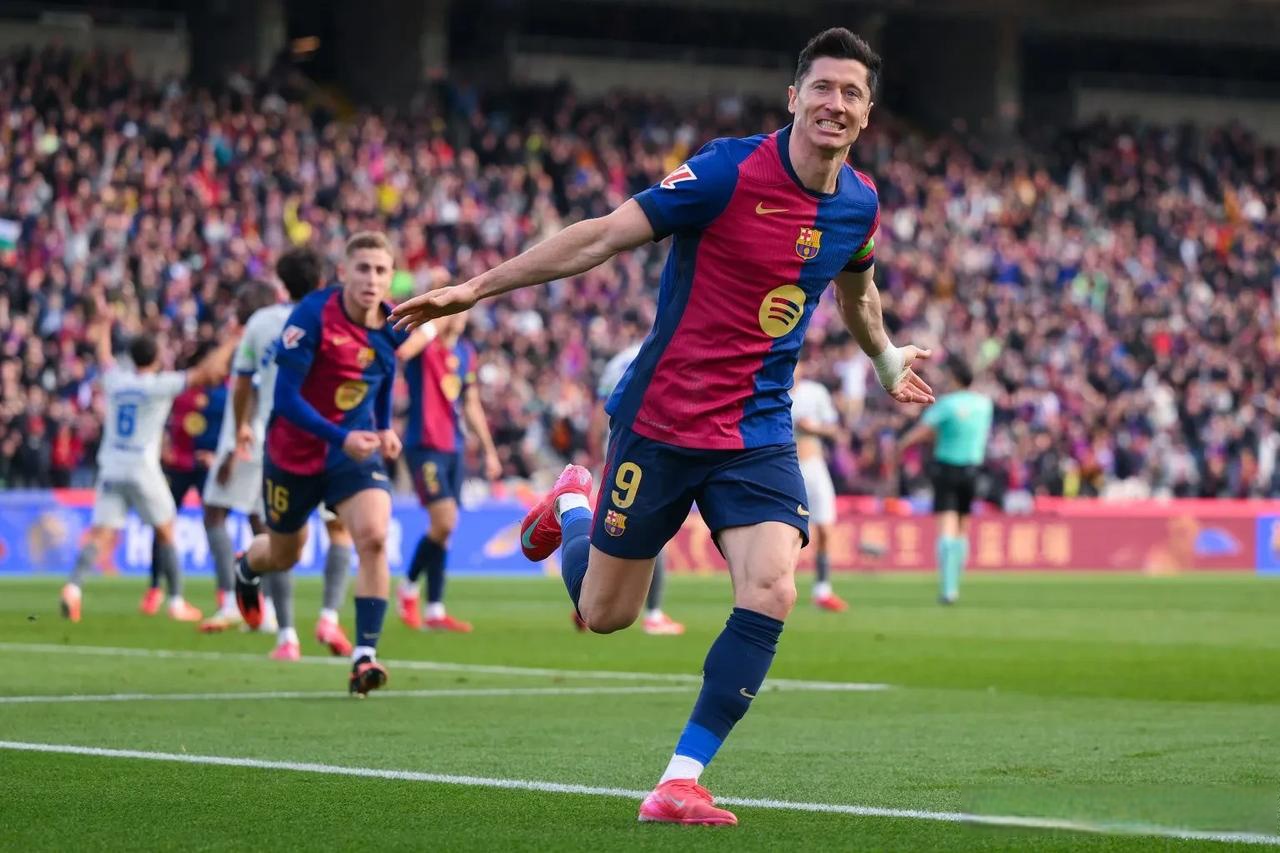 AYX Sports-莱万多夫斯基与90激战尤文图斯分钟，战术调整胜负难料！，纳达尔焦点对战赢得满堂喝彩-AYX Sports